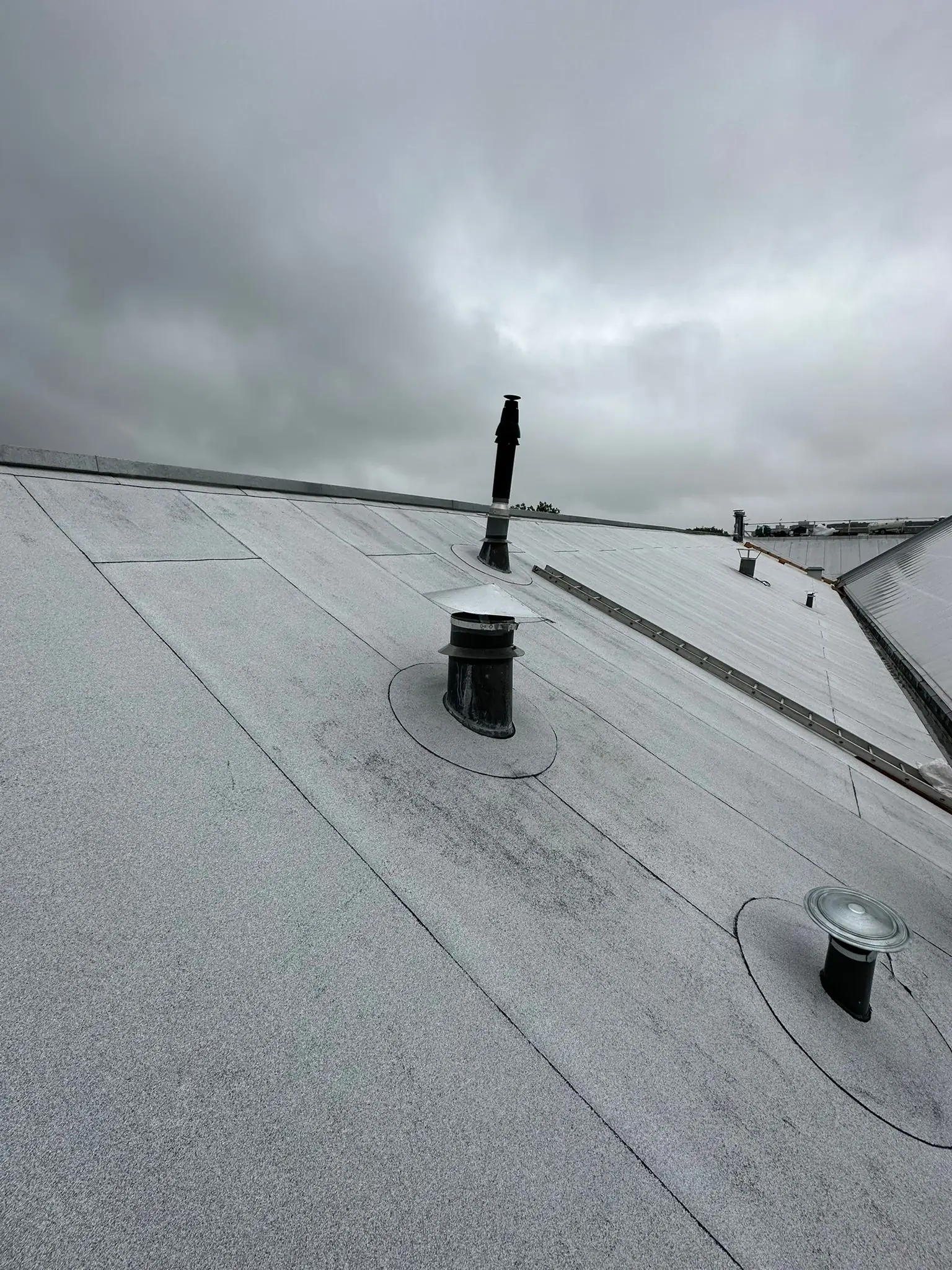 Installatie van zonnepanelen op plat dak met ballastsysteem